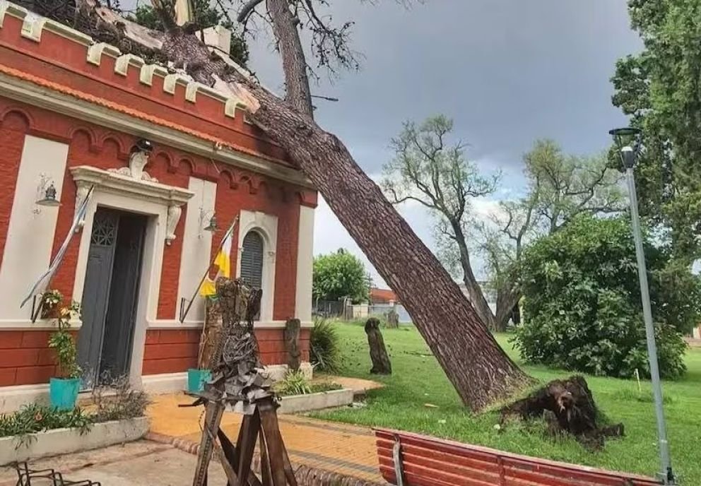 Un temporal arrasó Carlos Casares y dejó graves daños en edificios clave