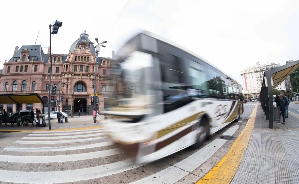 La central sindical busca paralizar el país. No hay colectivos, trenes, vuelos ni subtes.