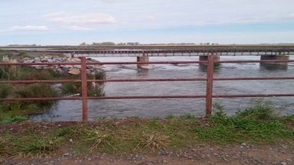 Lograron rescatar a una mujer que se había arrojado al Río Salado