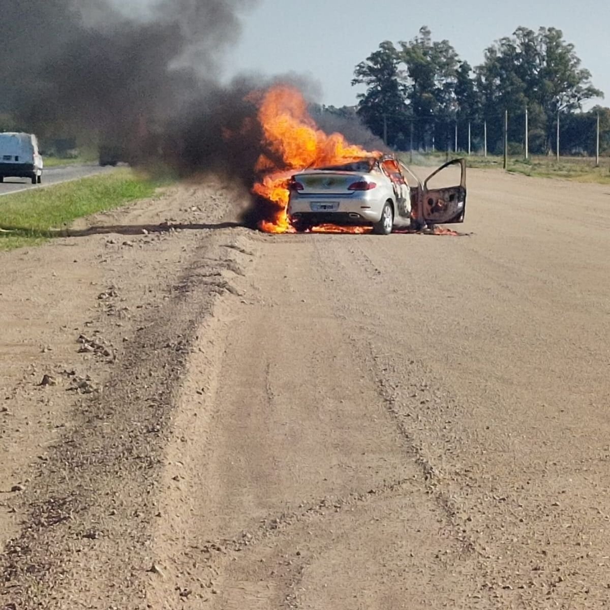 Un auto se incendió por completo sobre la Ruta 5