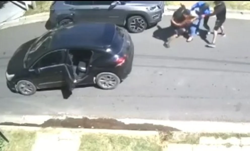 Brutal asalto en Ramos Mejía: golpearon a una mujer y le robaron el auto a plena luz del día