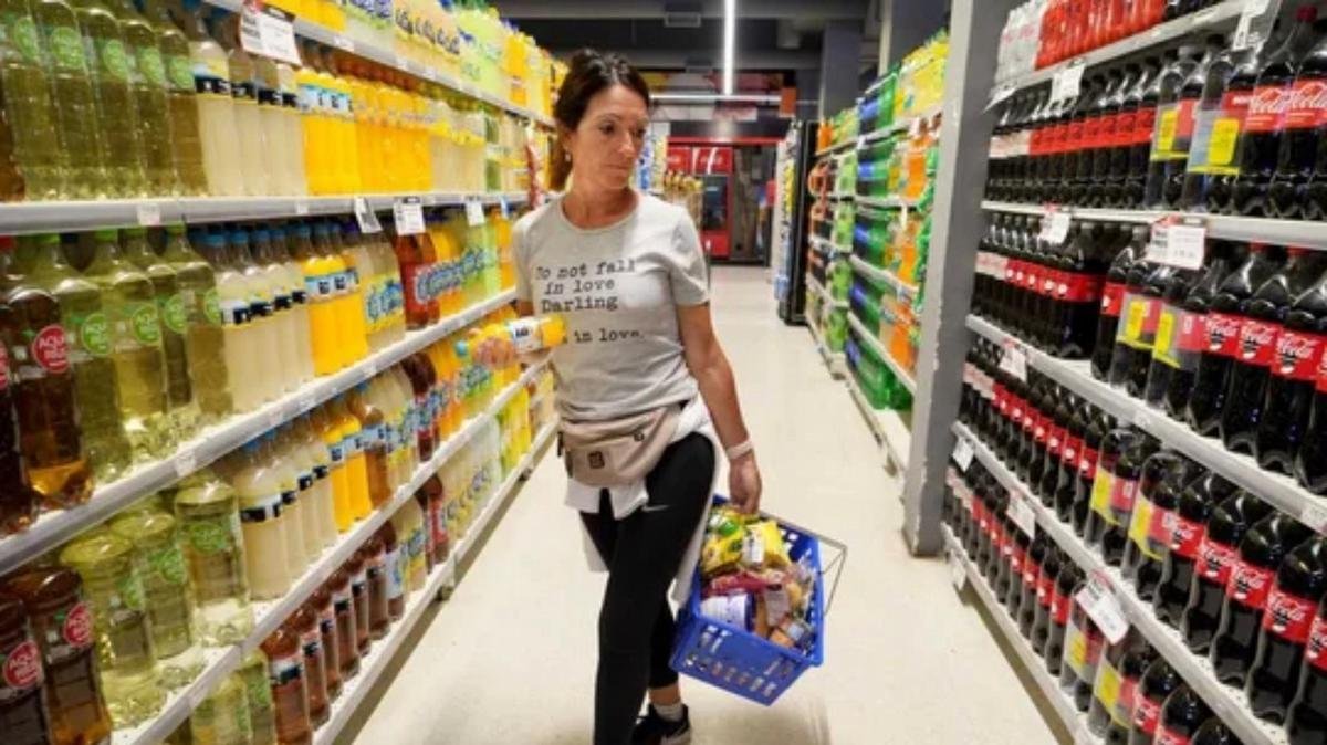 El consumo familiar cayó en febrero con mayor impacto en supermercados y farmacias