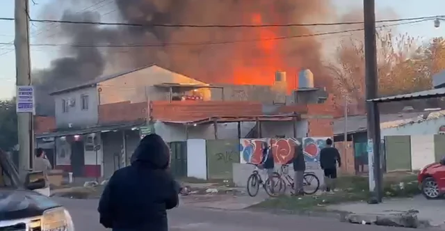 Incendio en depósito de garrafas de Mariano Acosta: tres empleados heridos