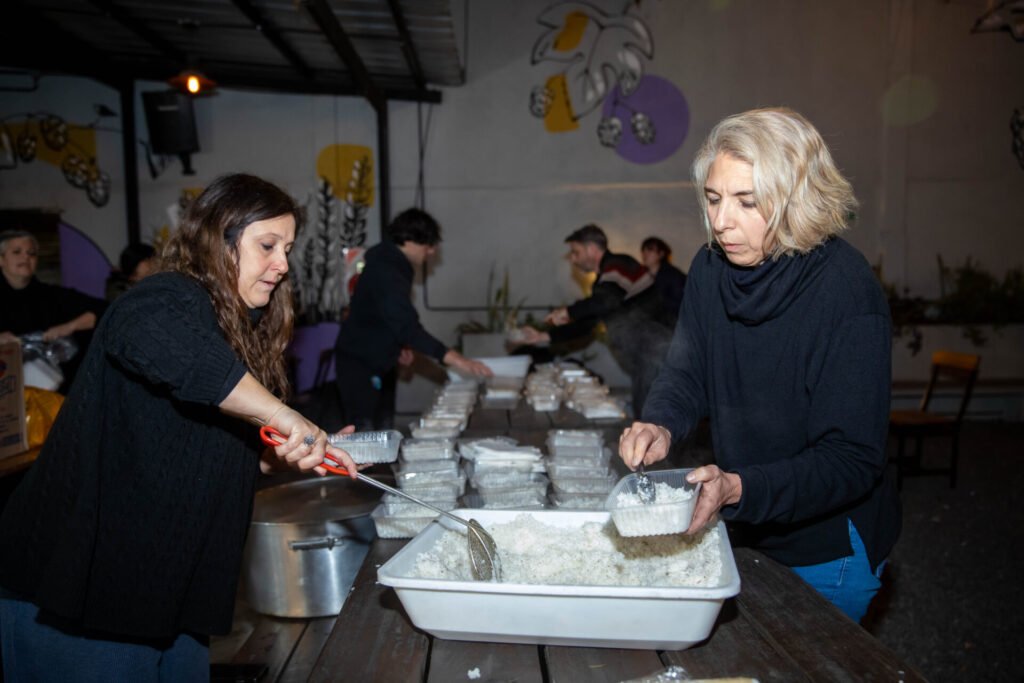 Una brigada solidaria acompaña a personas en situación de calle en Almirante Brown
