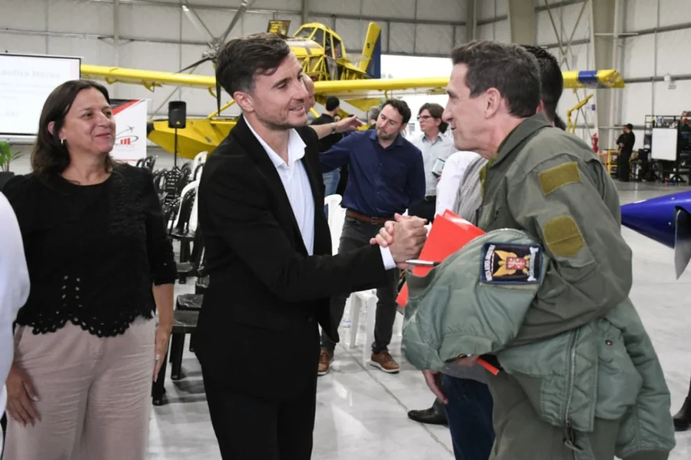 Con gran impulso al sector, Morón creó una Mesa Aeronáutica para potenciar la producción