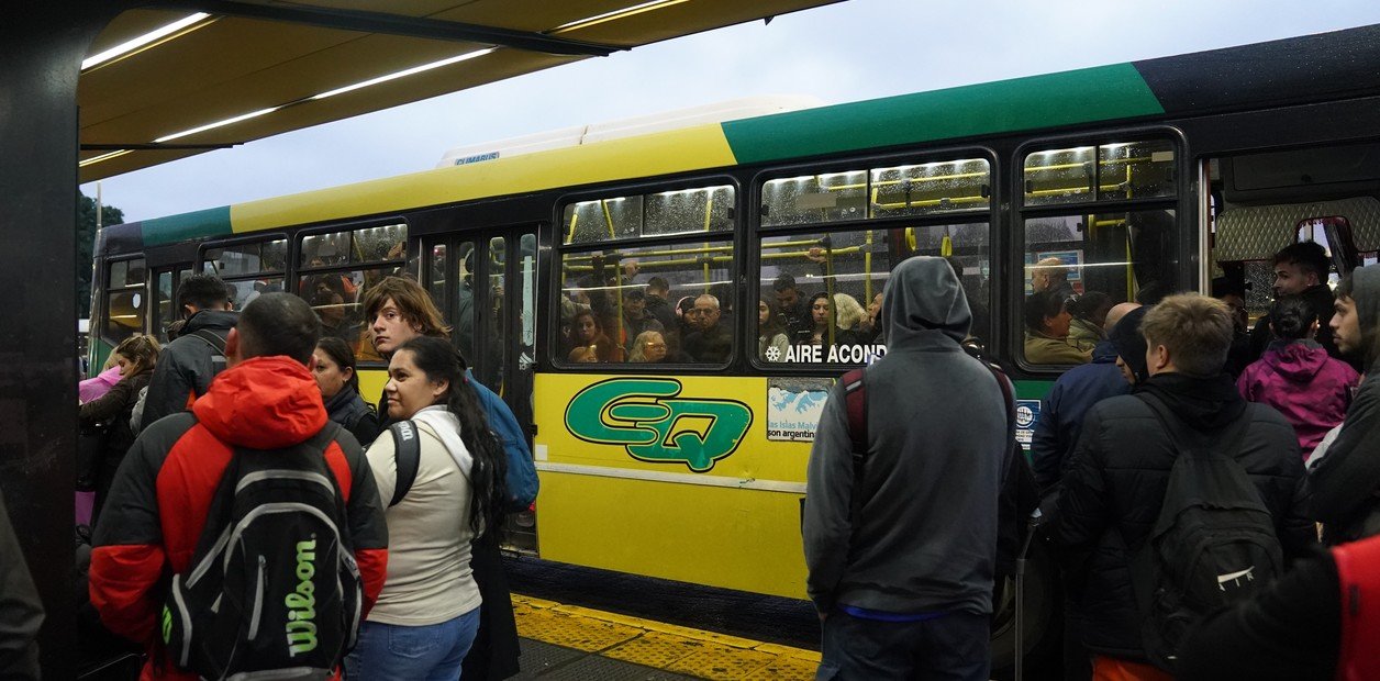 Paro de colectivos continúa en AMBA con demoras en el transporte público
