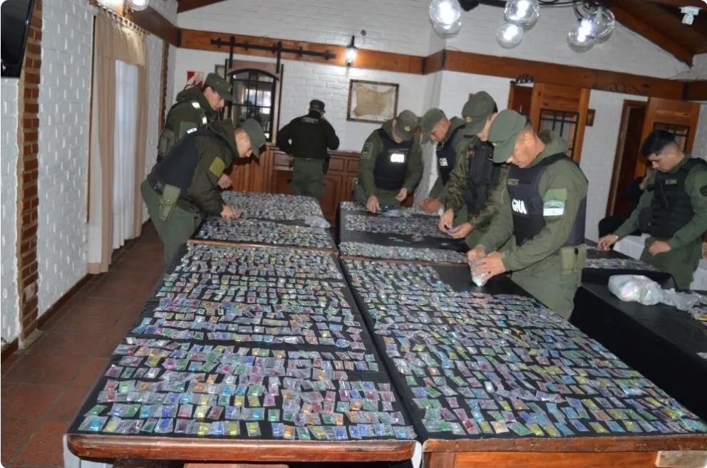 Un “pasamanos” de estupefacientes en la vía pública terminó con un allanamiento y dos detenidos en la ciudad de Tierras Altas