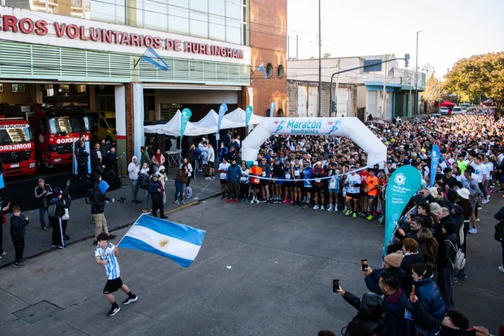 Espíritu mundialista y solidaridad: miles de vecinos participaron de la maratón a beneficio de los Bomberos de Hurlingham