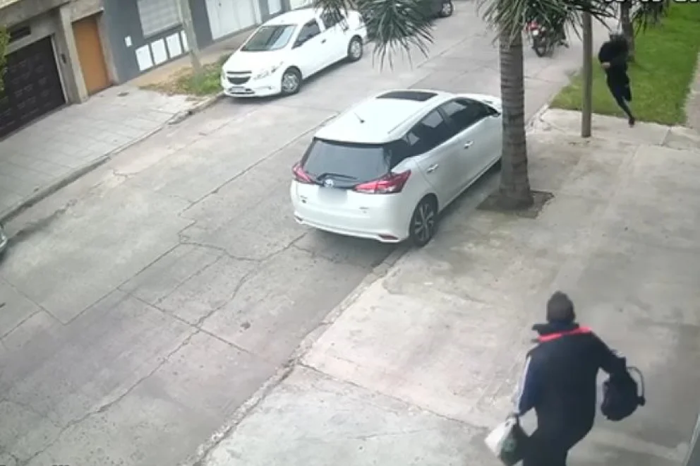 Lomas del Mirador: estacionó frente a su casa y motochorros le robaron el auto en segundos