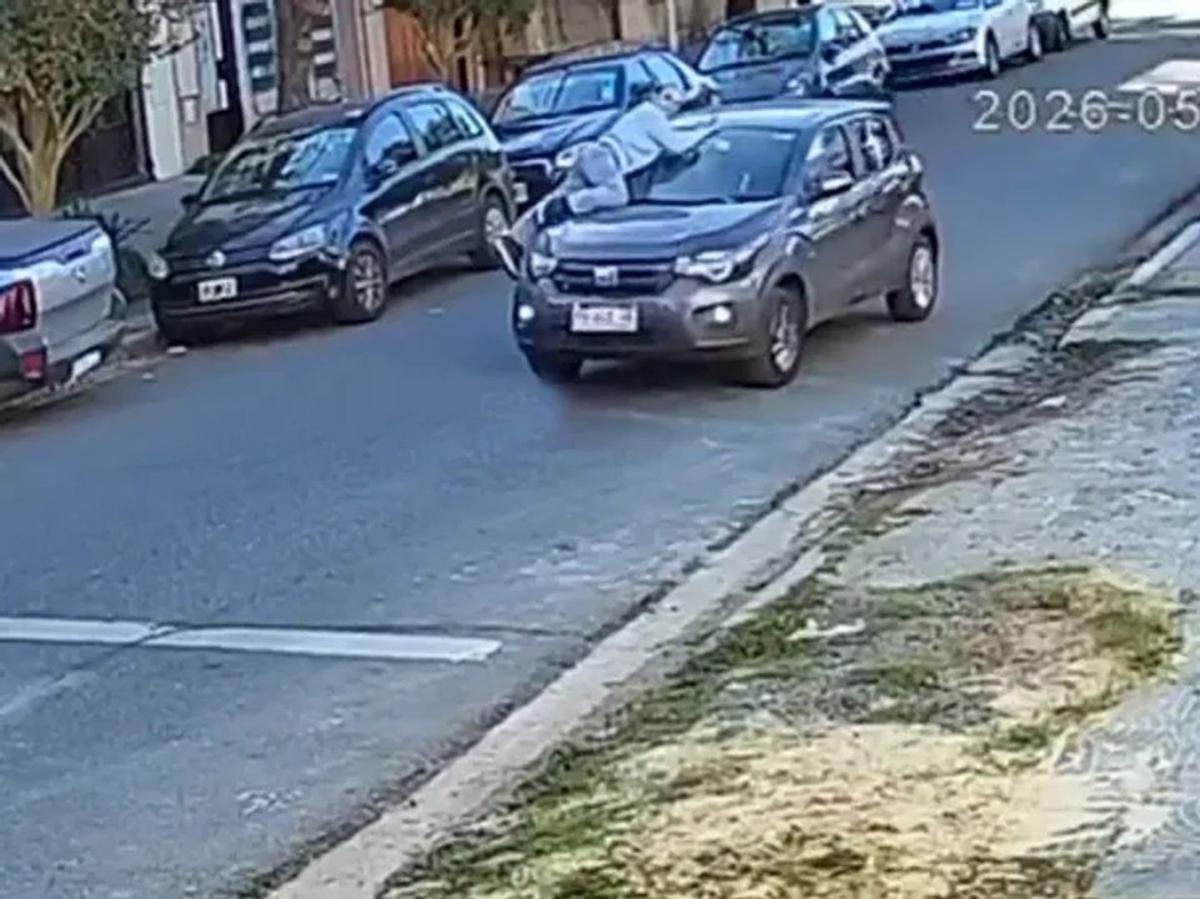 Mujer hospitalizada tras subirse al capot de su auto para evitar robo en Ramos Mejía