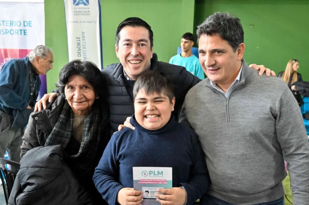 Nardini y Marinucci entregaron 350 Pases Libres Multimodales en Malvinas Argentinas