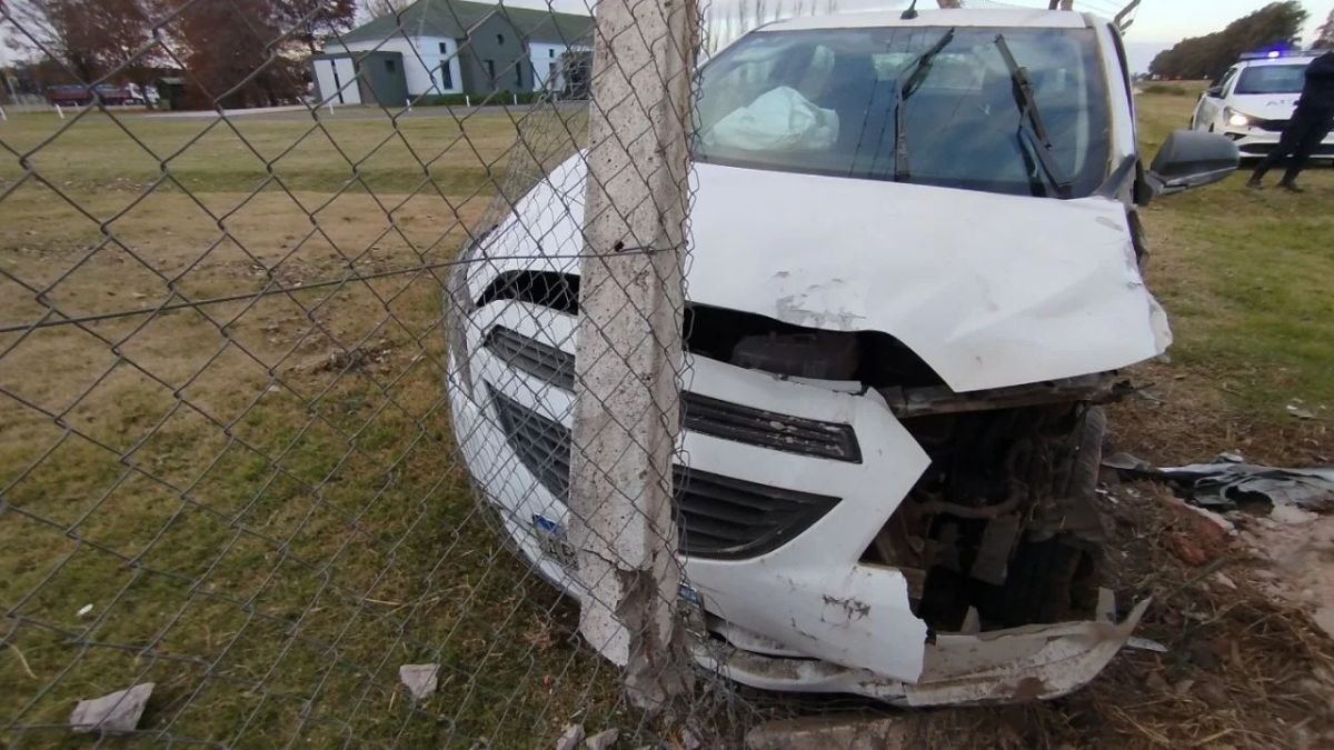 Un auto despistó en Suipacha, destrozó un alambrado y chocó contra una cabina de fibra óptica