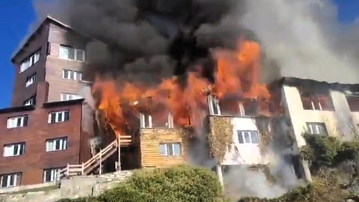 Un voraz incendio consume el histórico Hotel Huemul frente al lago Nahuel Huapi
