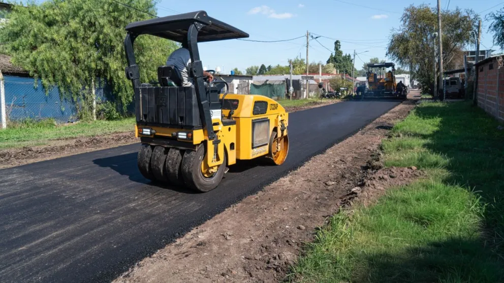 Avanzan las obras de asfalto en los barrios de Moreno