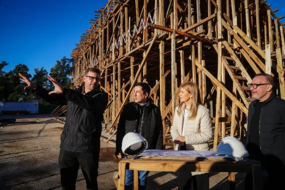 Nardini recorrió las obras del futuro Distrito Malvinas junto a Magario y Vivona