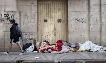 La pobreza baja pero persisten déficits en empleo, salud y alimentación