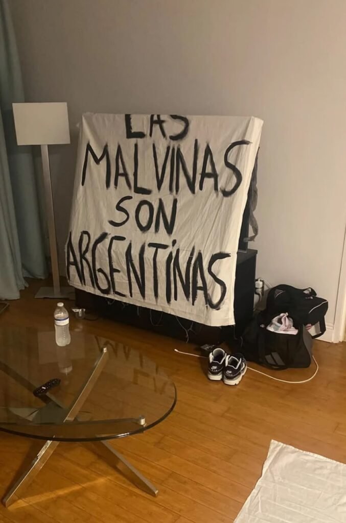 Una sábana pintada con el reclamo de una patria: La historia detrás de la bandera de Malvinas que mostró la Selección argentina