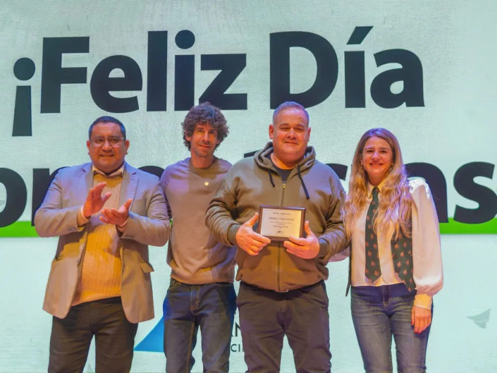 Homenaje a clubes y sociedades de fomento de San Fernando en su día