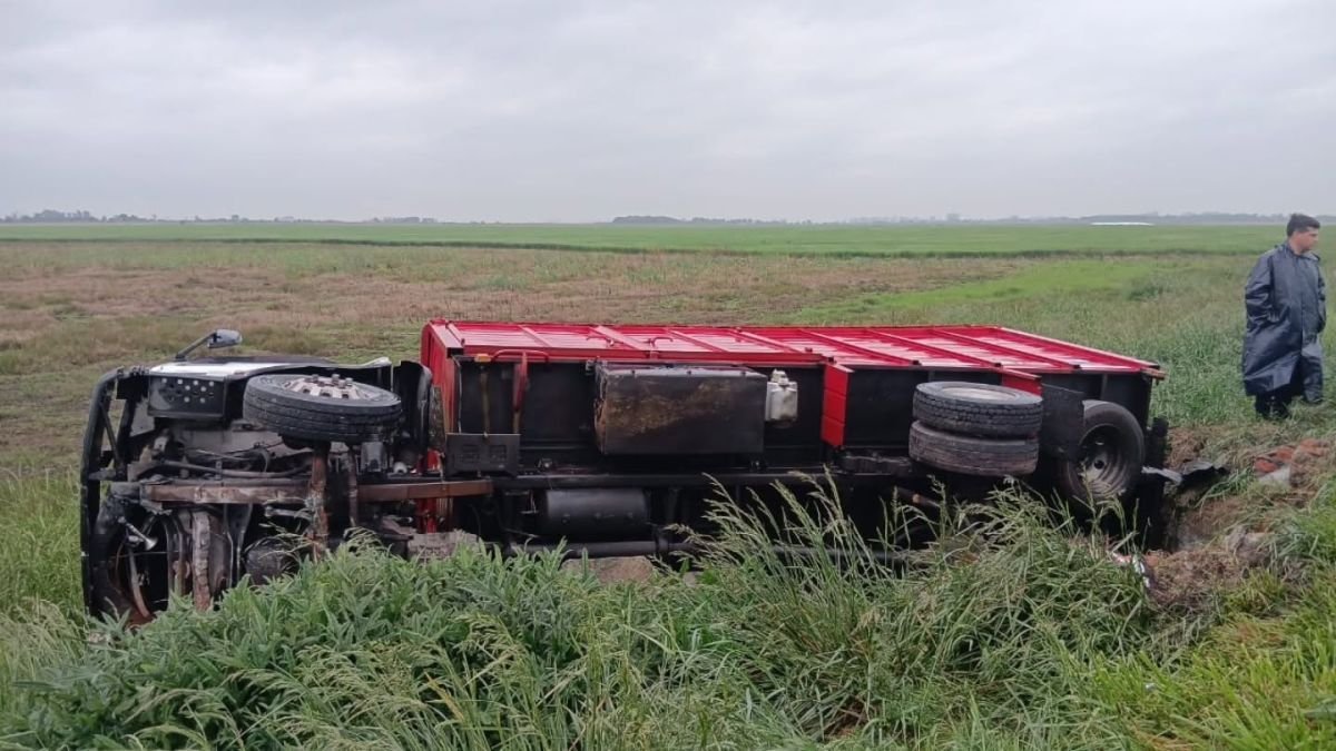 Chivilcoy: un camión cerealero volcó en la ruta y sus ocupantes resultaron ilesos