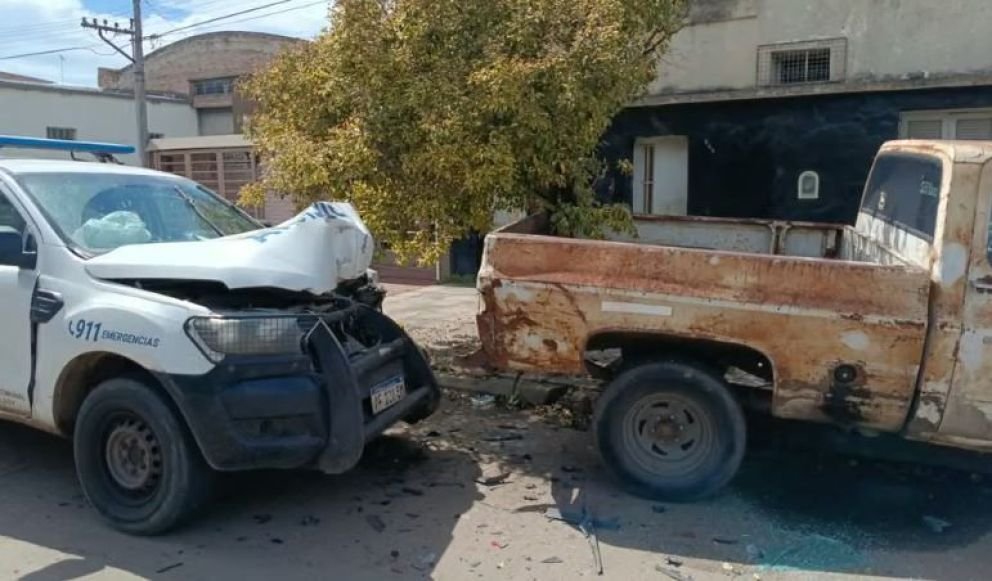 Un patrullero protagonizó un choque en cadena contra varios vehículos estacionados
